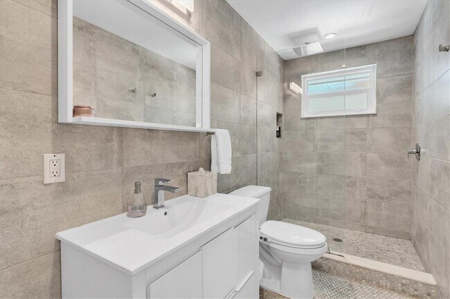 Building Photo - 104 24th St