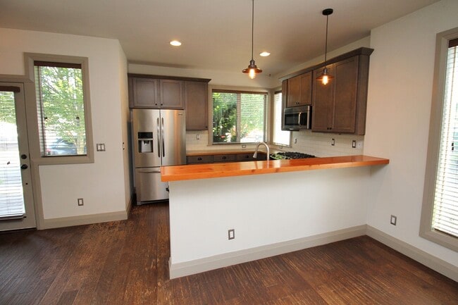 Building Photo - 2273 SE 77th Ave
