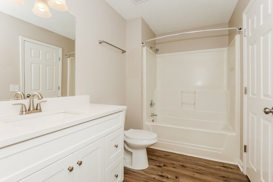 Building Photo - 2409 Racquet Club Dr