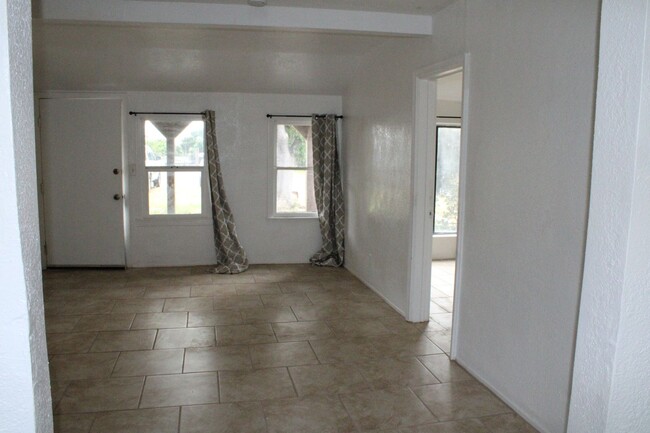 Building Photo - 1 Bedroom, 1 Bathroom House in Antioch wit...