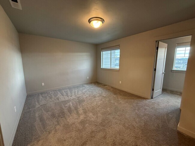 Building Photo - Beautiful 3 Bed/2.5 Bath Townhome - NE Bend