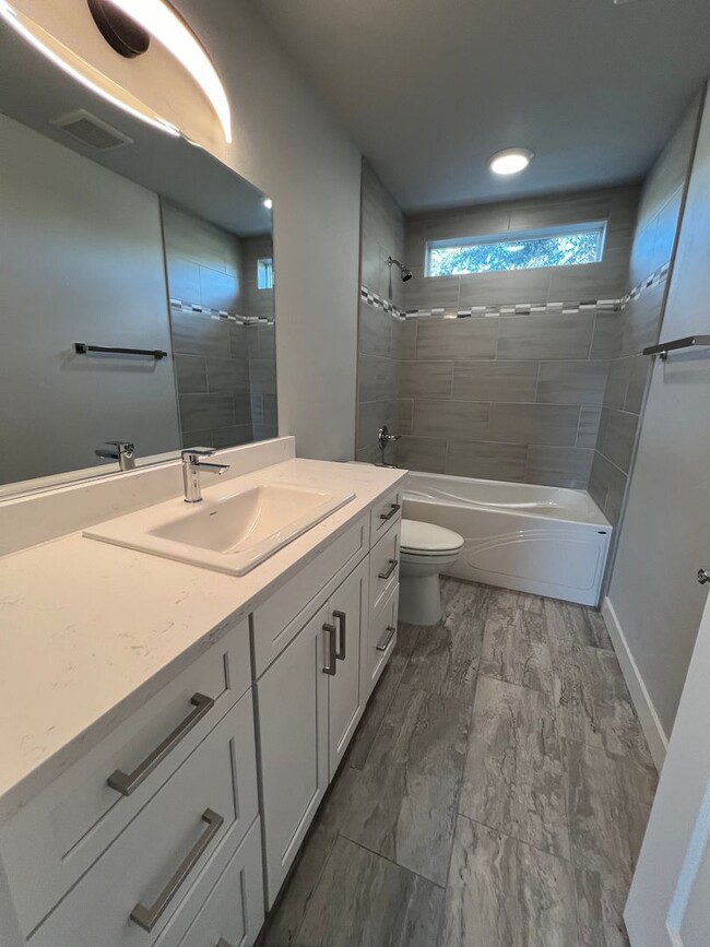 Building Photo - Gorgeous SW Medford - newer construction |...