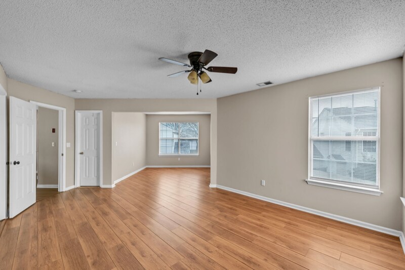 Building Photo - 3136 Sacramento Dr