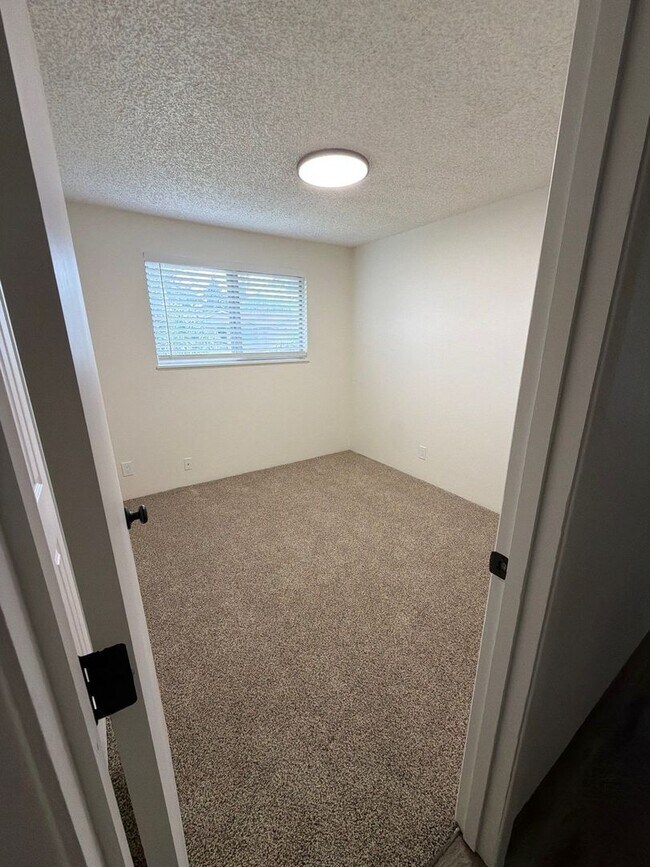 Building Photo - 1040 Lamplite Ln