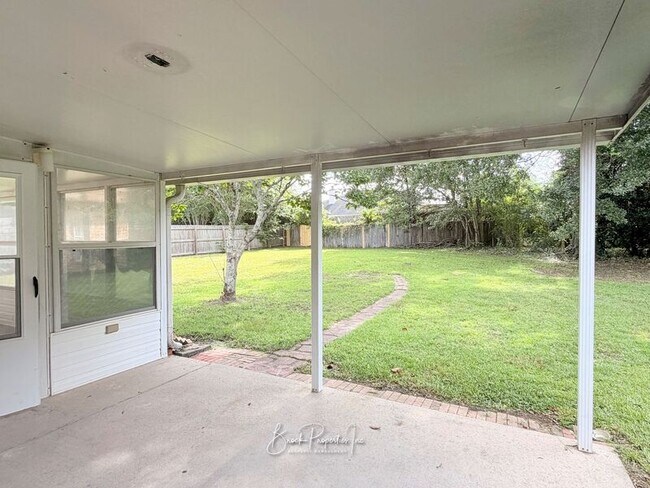 Building Photo - 2520 Southern Oaks Dr
