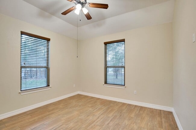 Building Photo - 118 N Buckhorn Dr