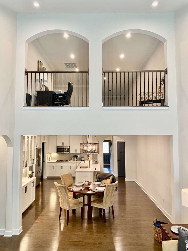 Building Photo - GORGEOUS TOWNHOME IN SOUTH PARK