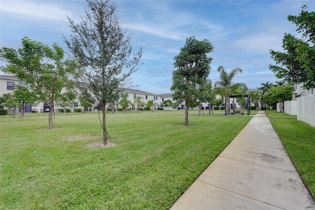 Building Photo - 1170 SW 7th Ct