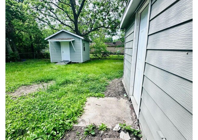 Building Photo - 4914 Kelso St