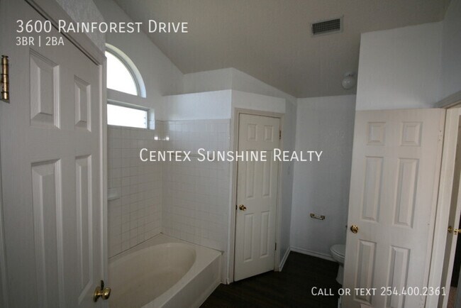 Building Photo - 3600 Rainforest Ln