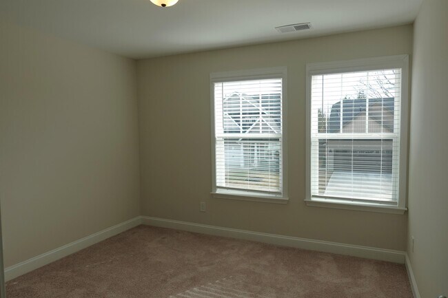 Building Photo - 107 River Trce Lp