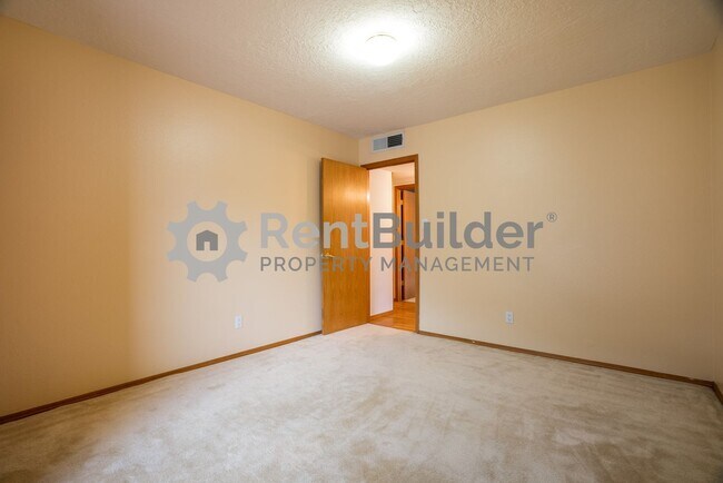 Building Photo - FANTASTIC HOUSE TO CALL HOME!