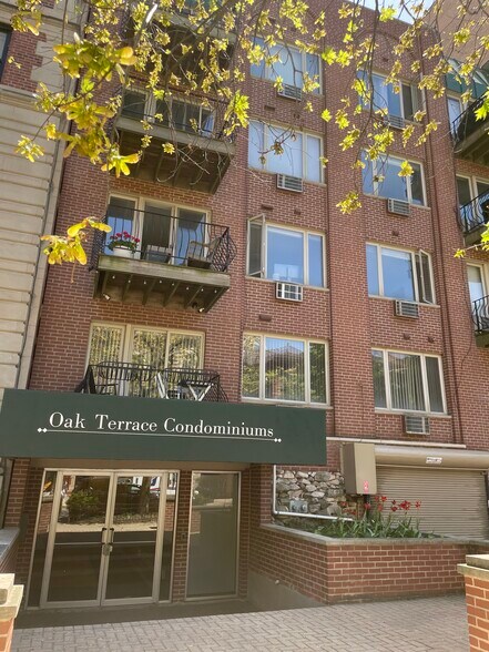 Primary Photo - 435 W Oakdale Ave