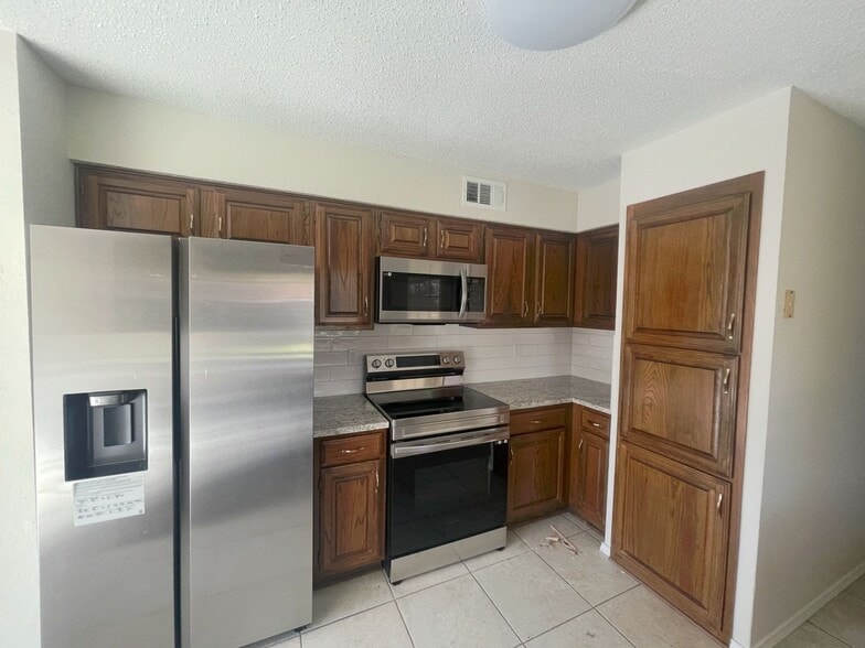 Building Photo - 2201 Sage Ln