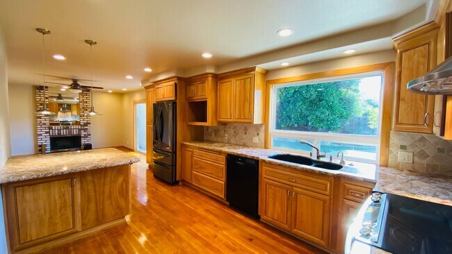 Building Photo - Gorgeous 4BD/2.5BA, Two-Story Home in Casa...