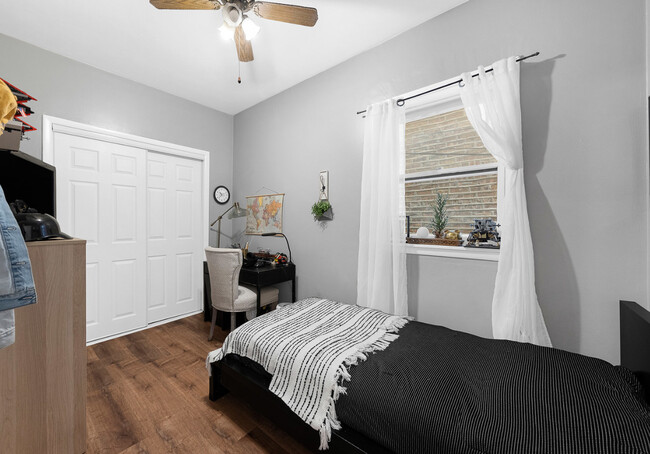 Building Photo - 5538 W Drummond Pl