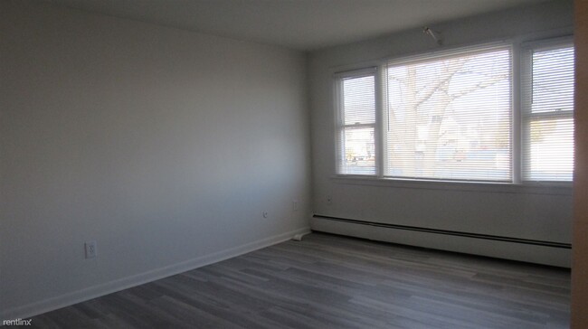 Building Photo - 1 br, 1 bath  - 353 Main St