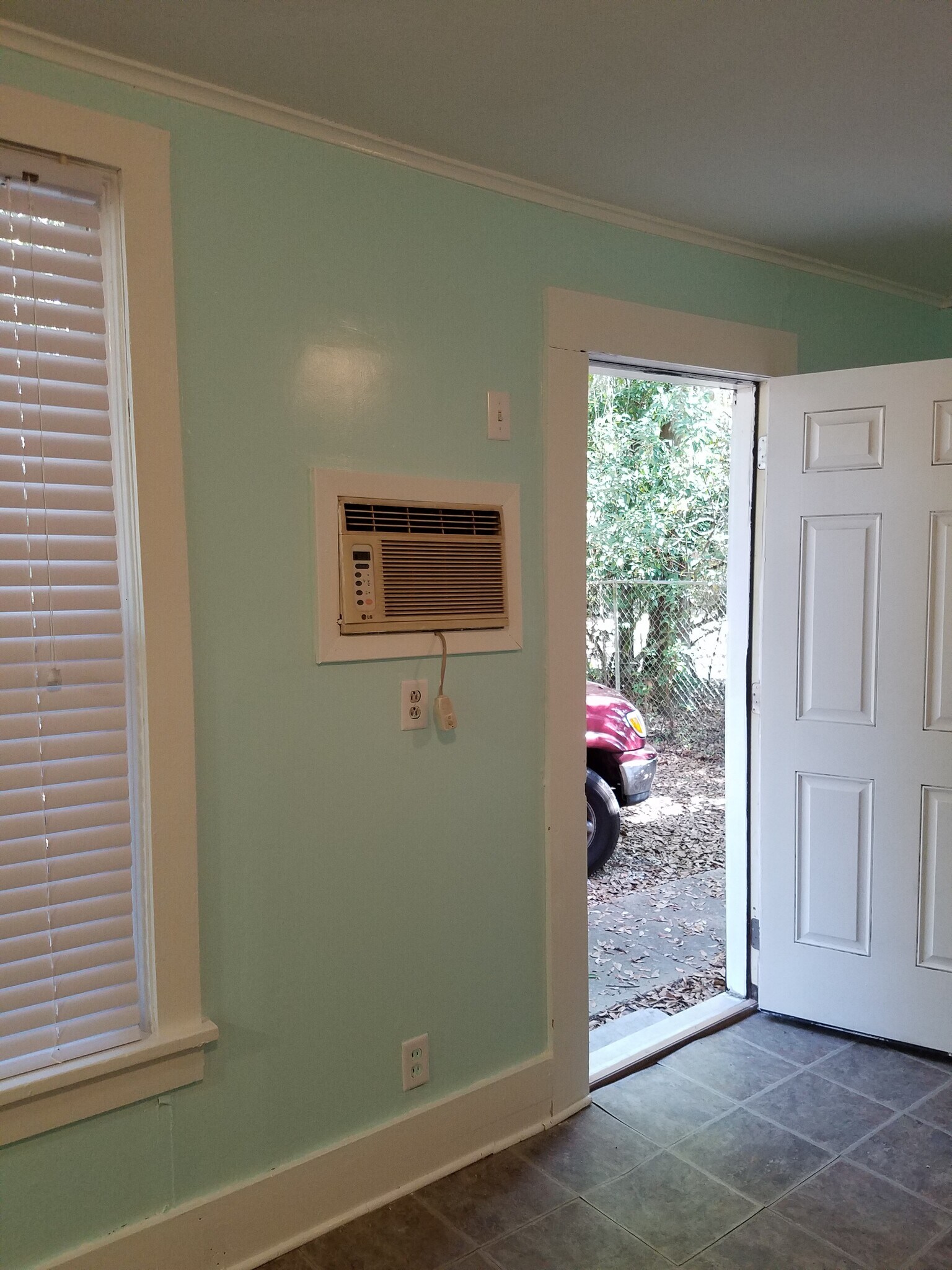 Living room - 305 S Magnolia St