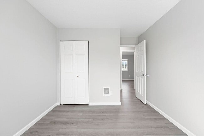 Building Photo - Fantastic 3-Bedroom, 1.5-Bath Duplex With landscaping Included!