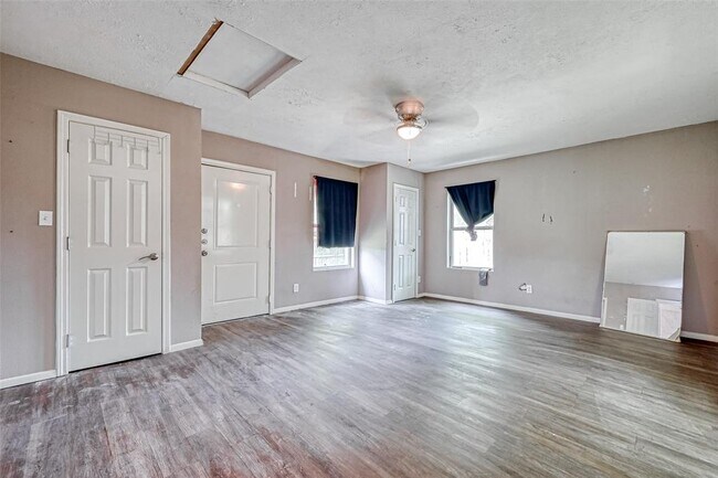 Building Photo - 8605 Dosia St