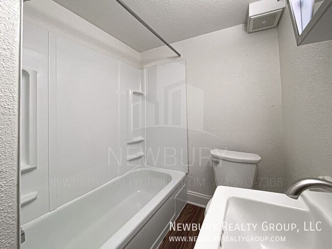 Building Photo - 29 Hickory St