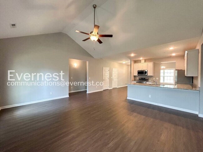 Building Photo - Limited Time Special Offer / 3 Bed/2 Bath Home with Garage / Pet-Friendly / Vouchers Accepted / A...