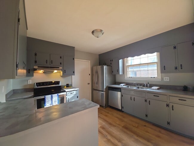 Building Photo - 4411 NW Kenwood Dr