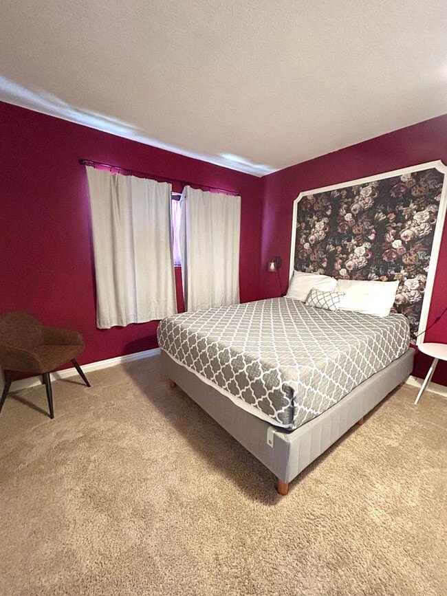 Building Photo - 4 Bedroom 2 Bathroom Home in Quiet Neighborhood