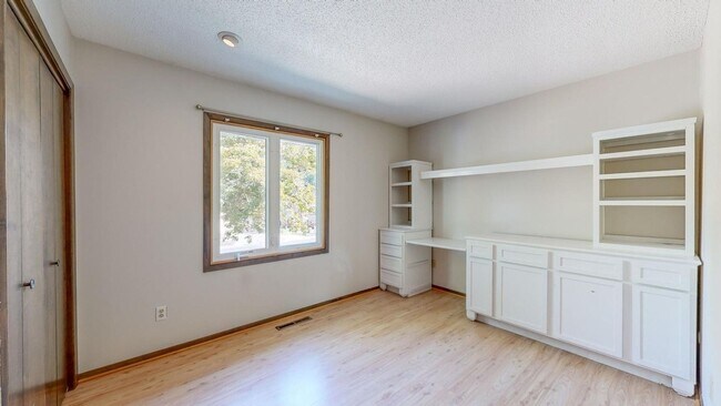 Building Photo - Spacious and Character-filled 5 BR 3 Bath ...