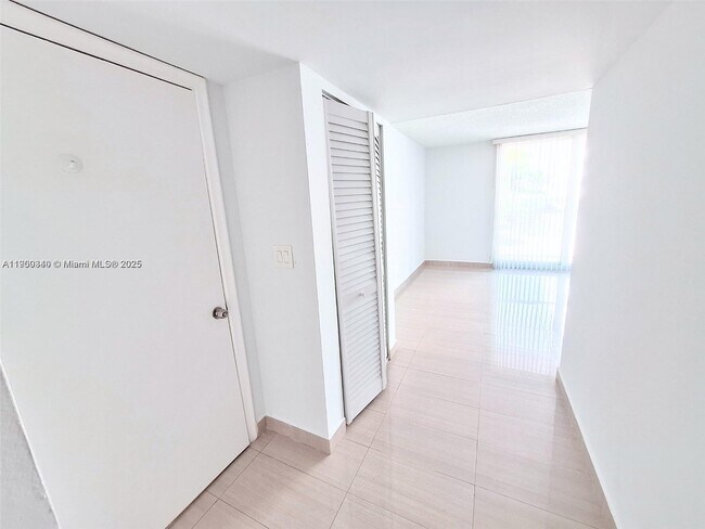 Building Photo - 2011 Bay Dr