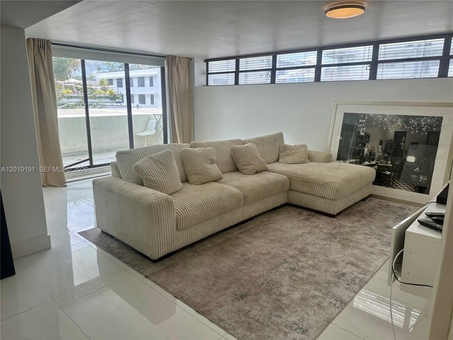 Building Photo - 1800 Collins Ave