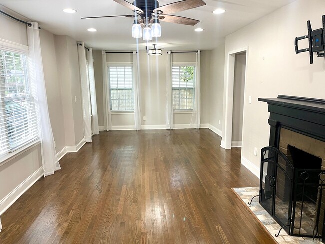 Building Photo - Welcome to this stunning 3-bedroom, 2-bath...