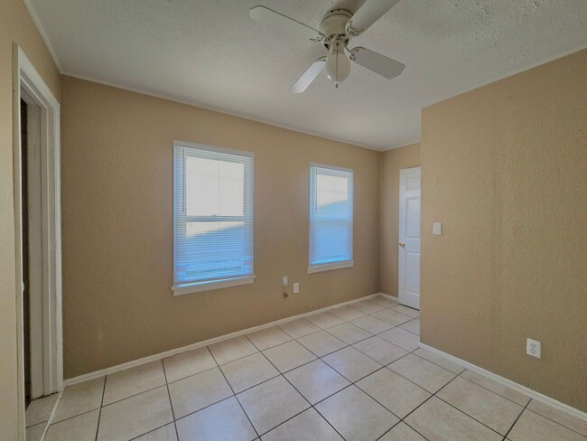 Building Photo - 3 Bedroom Home
