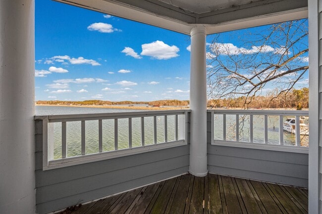 Building Photo - 372 Northwest Dr