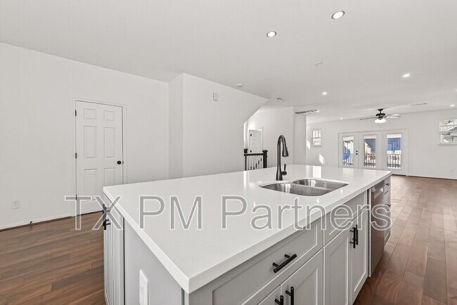 Building Photo - 10949 Cannes Memorial Dr