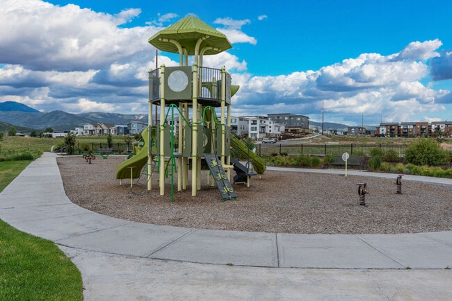 Building Photo - 6831 Silver Creek Dr