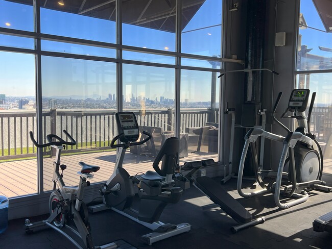 Full gym with best views of LA - 7250 Franklin Ave