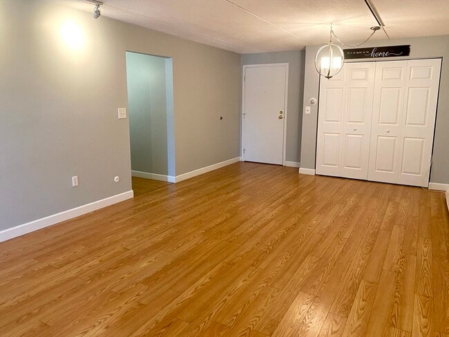 Building Photo - 573 Broad St