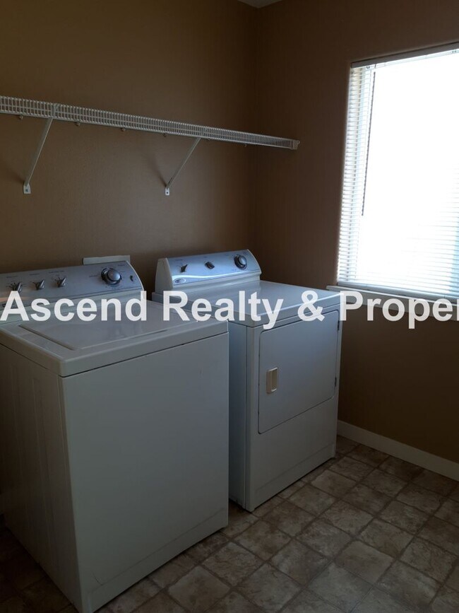 Building Photo - Tanasbourne Area 3 Bed Fenced Yard 1/2 Block to MAX Attached Garage 1 Small Pet Nego