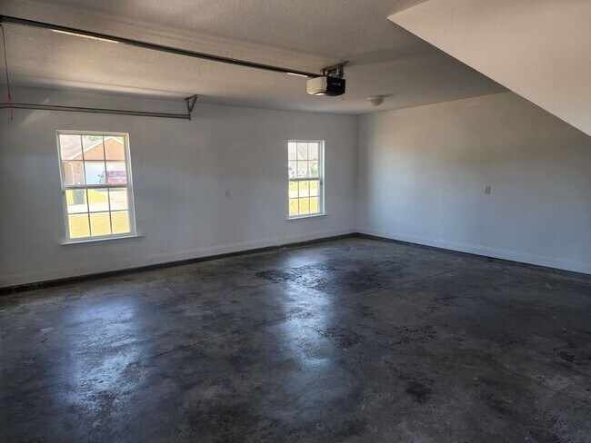 Building Photo - 114 Miller St NE