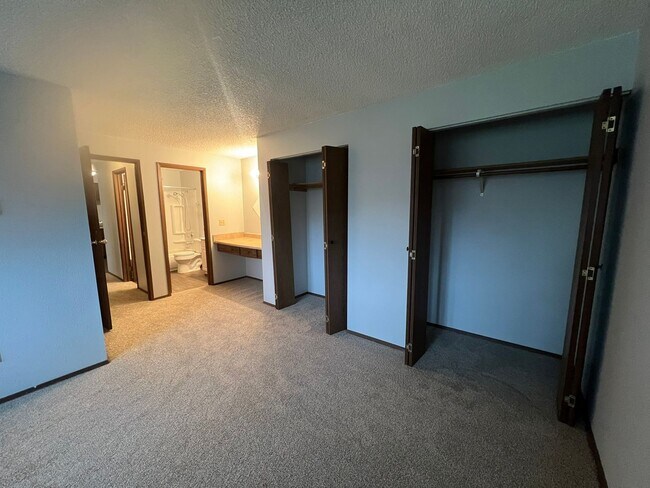 Building Photo - PENDING APPLICATIONS; New Paint & Flooring! (Water & Garbage Included)