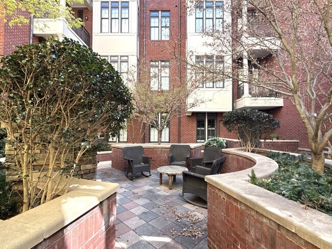 Building Photo - Lovely Condo in Tranquil Court