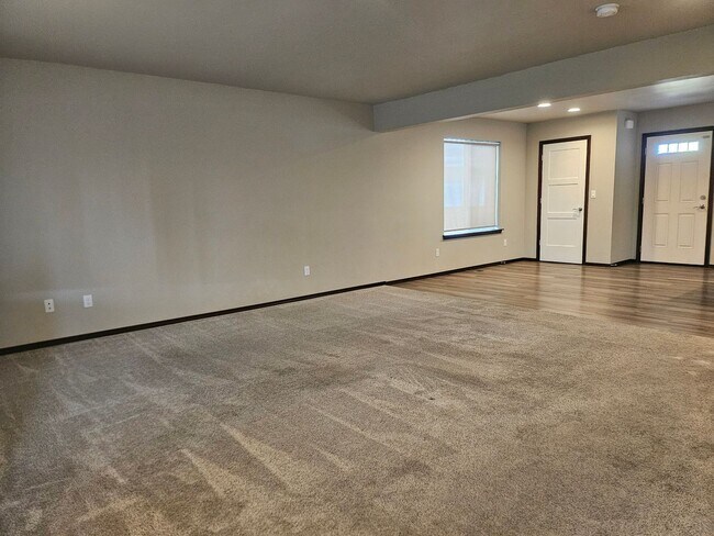 Building Photo - 3 Bedroom, 2.5 Bath House w/ fully fenced yard.