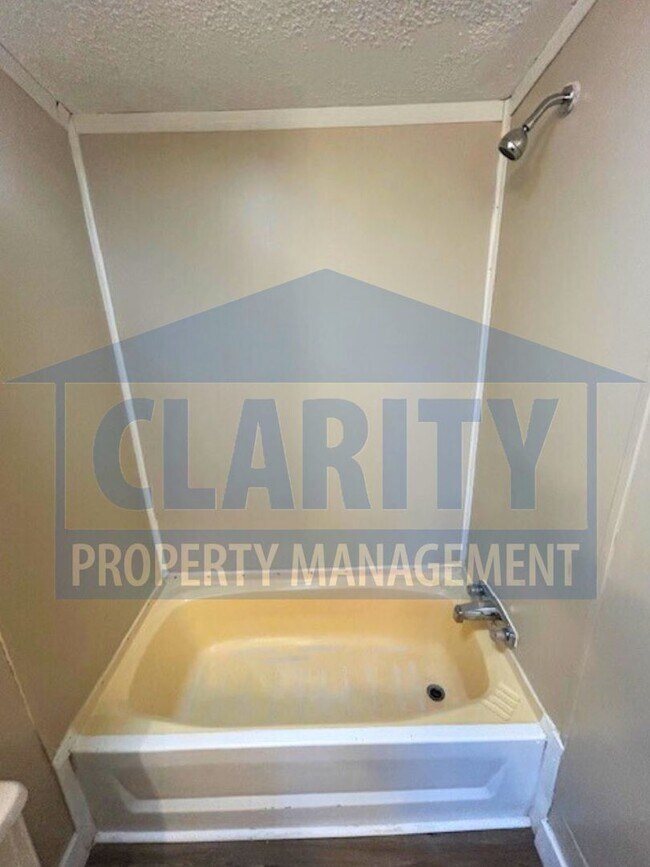 Building Photo - Three bedroom single level home!