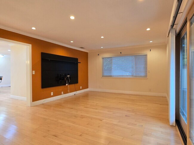 Building Photo - Shadowglen