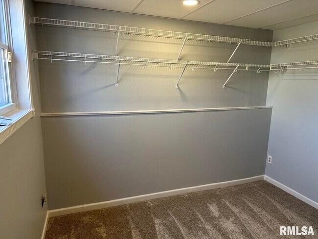 Building Photo - 3840 Wakonda Dr