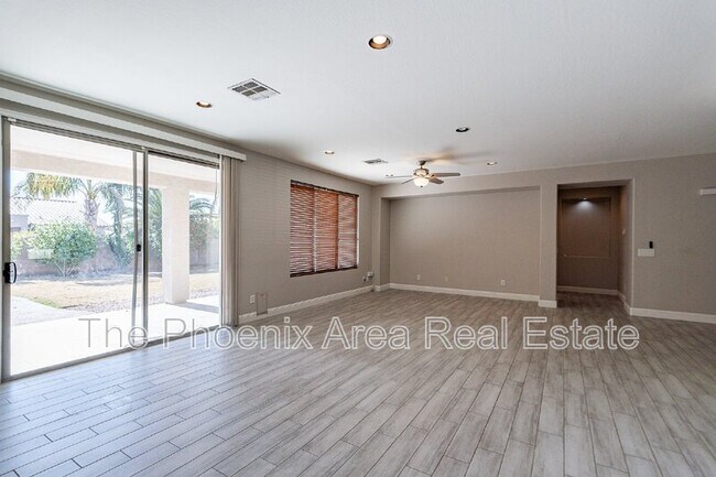 Building Photo - 2741 E Yellowstone Pl