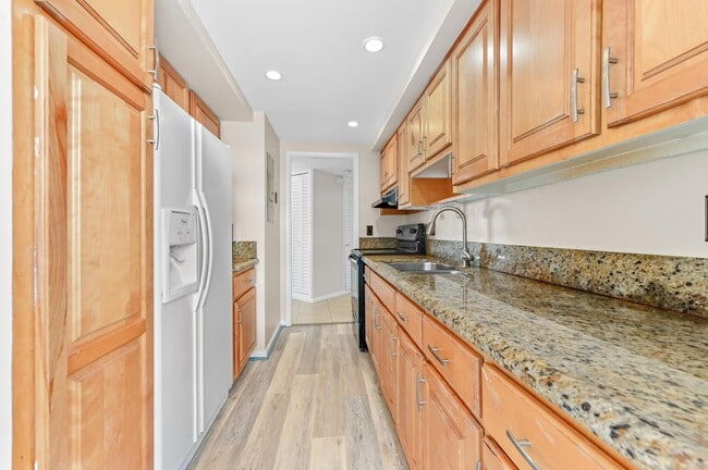 Building Photo - 710 N Ocean Blvd