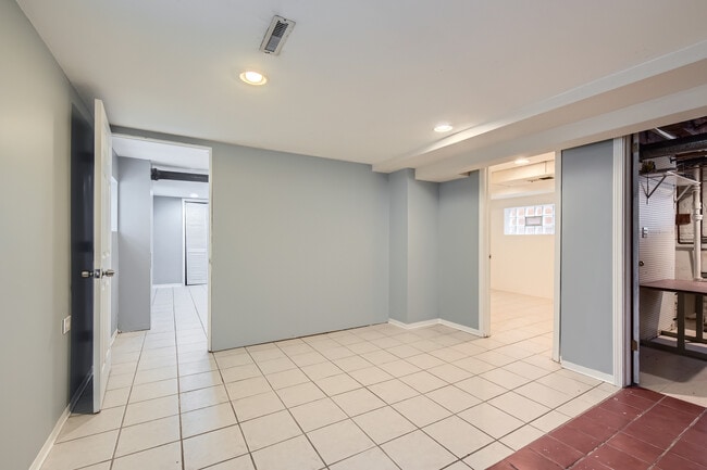 Building Photo - 6112 S Kilbourn Ave