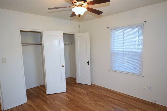 Building Photo - 2 Bedroom Casita NOB HILL/UNM CNM AREA WITH GARAGE, FENCED YARD